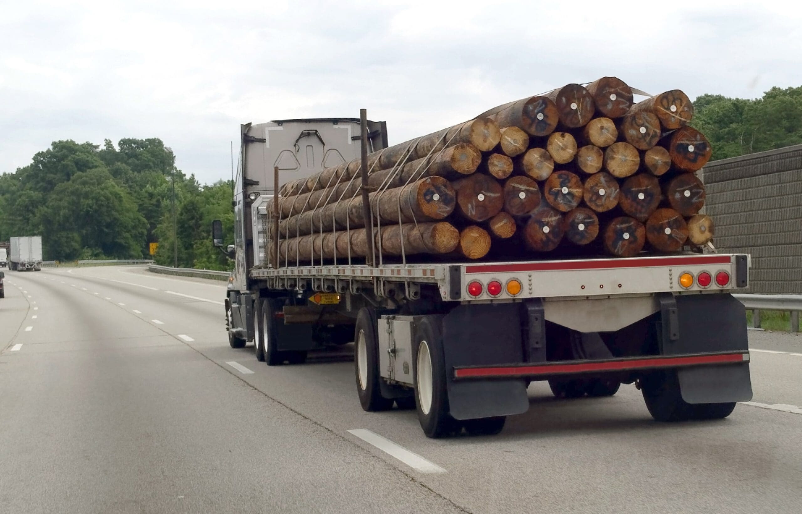 flatbed-truck-carrying-logs